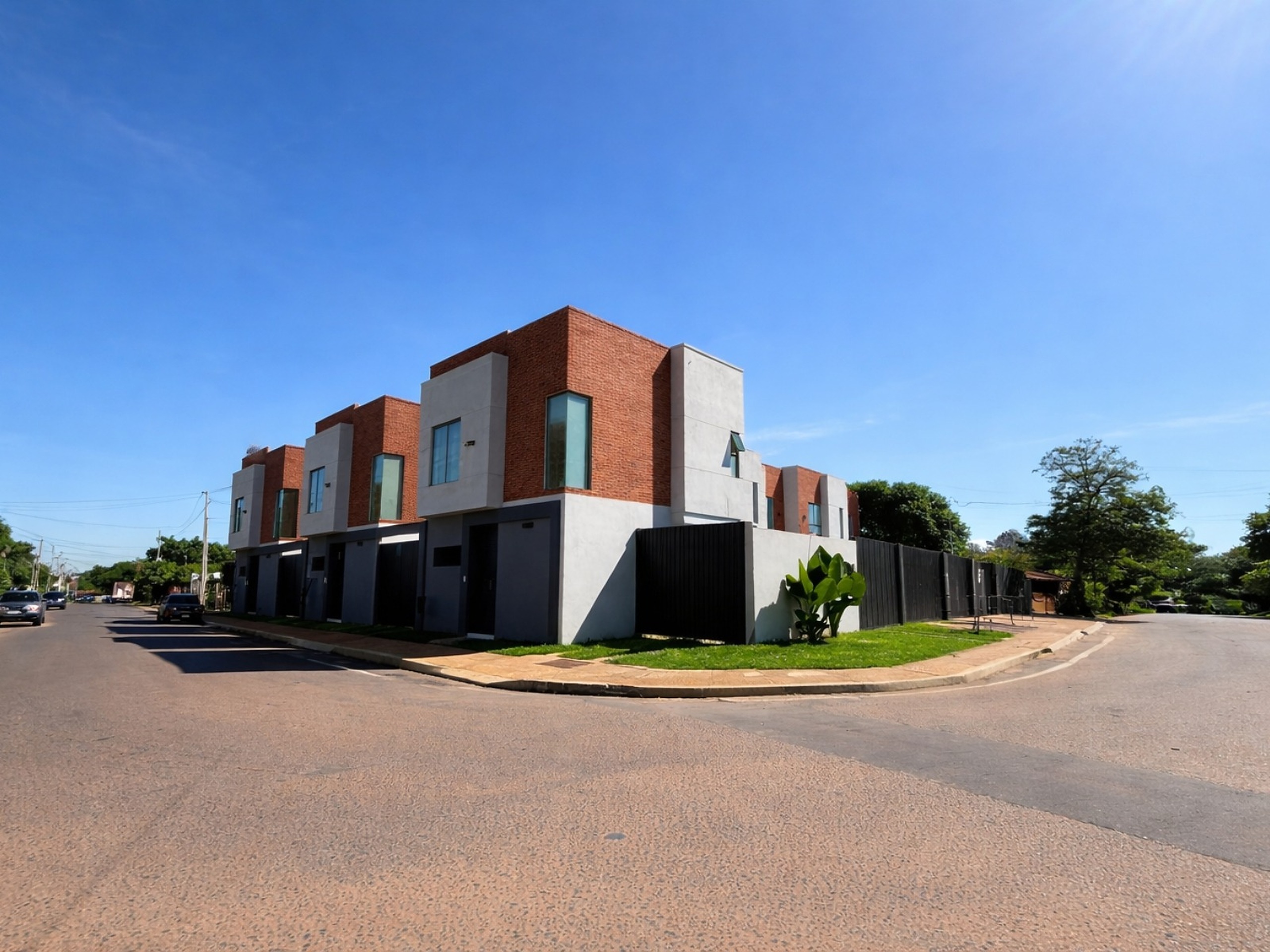 Residencia contemporánea rodeada de árboles